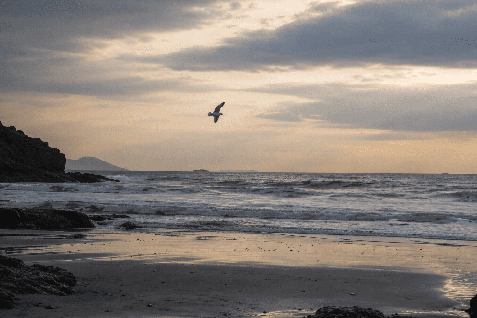 Paysage de nature représentant la mer, symbolisant la lâcher prise sur le besoin de contrôle à travers les principes du stoïcisme comme philosophie de vie et non comme moyen de contrôle