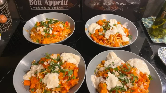 Quatre portions préparées à partir d’une recette HelloFresh